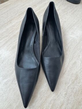 H&M Black Pointed-Toe Leather Pumps